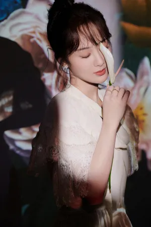 杨紫蕾丝长裙灵动写真图片_2