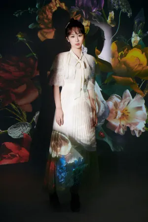 杨紫蕾丝长裙灵动写真图片_3