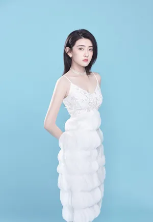 梁洁白裙清爽性感写真图片