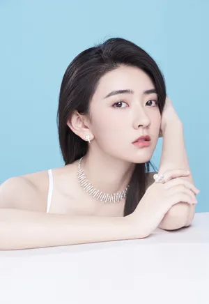 梁洁白裙清爽性感写真图片