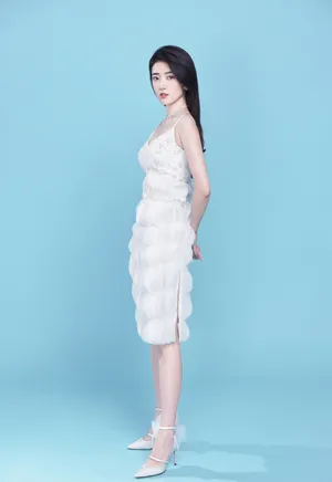 梁洁白裙清爽性感写真图片_2