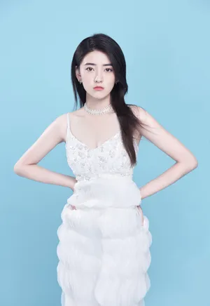 梁洁白裙清爽性感写真图片_5