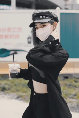 许佳琪酷飒街拍私服照图片