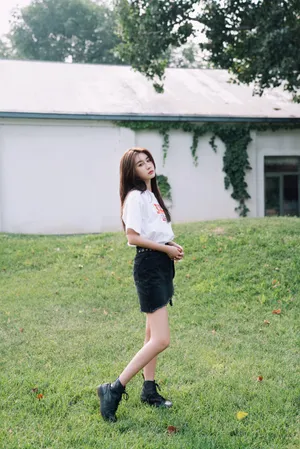 张雅卓夏日甜酷写真图片_5