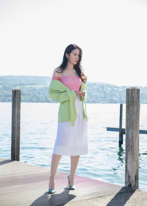 刘亦菲夏日红衣海边写真图片_5
