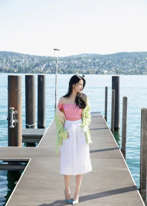 刘亦菲夏日红衣海边写真图片_7