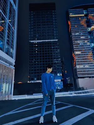 张远蓝T清爽夜景写真图片_4