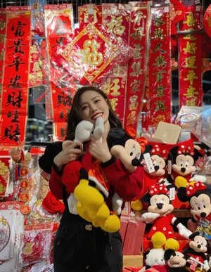 史卿妍红衣性感俏皮写真图片
