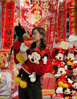 史卿妍红衣性感俏皮写真图片_2