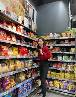 史卿妍红衣性感俏皮写真图片_3