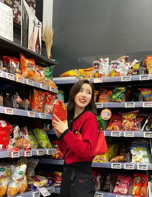 史卿妍红衣性感俏皮写真图片_4
