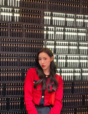 史卿妍红衣性感俏皮写真图片_7