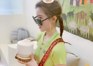 史卿妍清新俏皮街拍图片_3