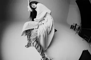 杨幂黑白性感内页大片写真图片_4