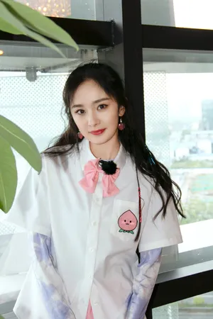 杨幂《密室逃脱》最新甜美剧照图片