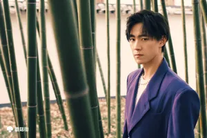 晏紫东紫色西装帅气写真图片