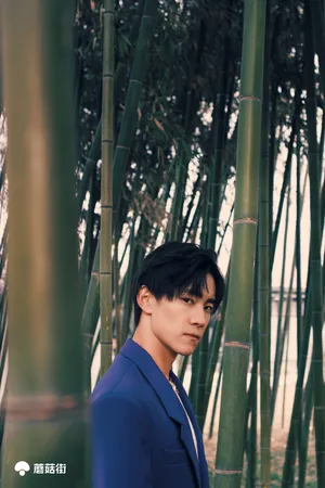晏紫东紫色西装帅气写真图片_2