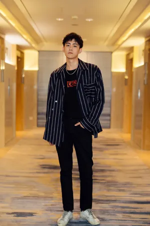 晏紫东条纹衬衫帅气写真图片_1