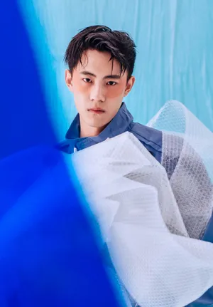 晏紫东工装服帅气写真图片_3