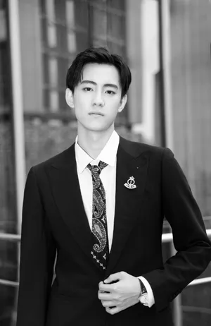 晏紫东沉稳帅气西装写真图片_3