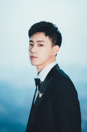 晏紫东儒雅帅气西装写真图片_4