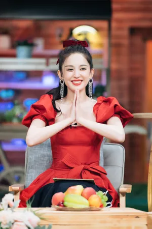 古力娜扎性感红裙综艺剧照图片
