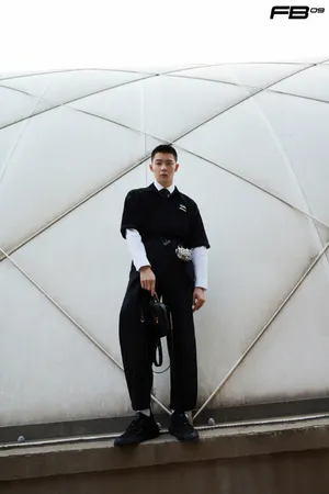 张铭恩工装服帅气写真图片