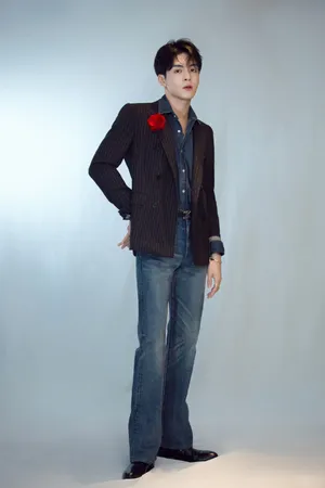 曾舜晞冷峻帅气西装写真图片_4