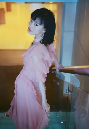 黄龄粉色礼服性感图片写真