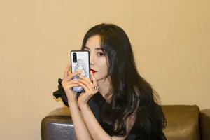 杨幂黑裙红唇性感写真图片_3