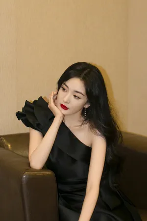 杨幂黑裙红唇性感写真图片_6