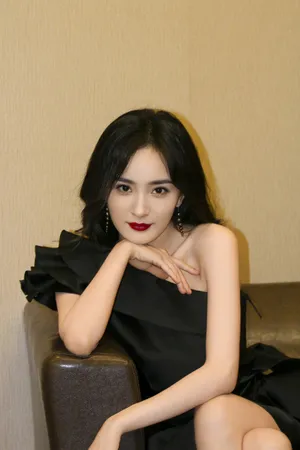 杨幂黑裙红唇性感写真图片_7