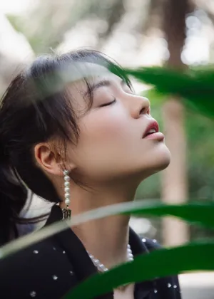马思纯深v黑裙性感写真图片_8