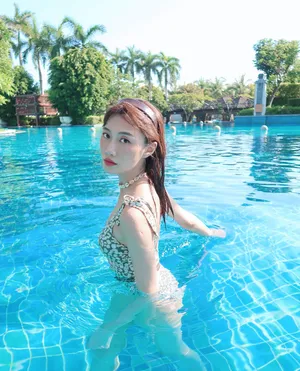 李斯羽泳池性感撩人图片_2