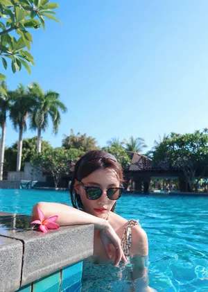 李斯羽泳池性感撩人图片_3