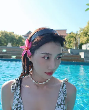 李斯羽泳池性感撩人图片_5