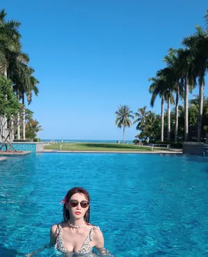 李斯羽泳池性感撩人图片_8