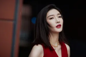 江疏影红色西装裙性感写真图片