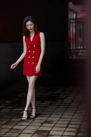 江疏影红色西装裙性感写真图片