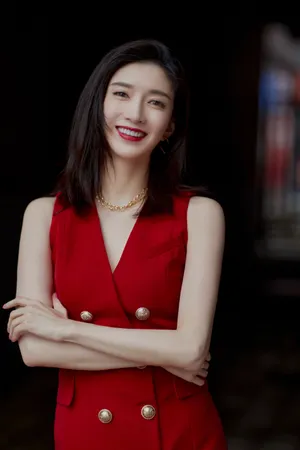 江疏影红色西装裙性感写真图片_4
