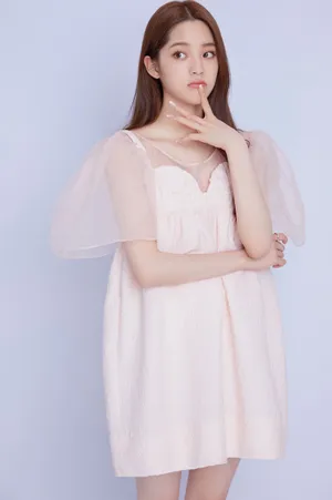 欧阳娜娜粉色系甜美写真图片