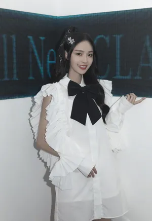 李莎旻子露肩白裙性感写真图片
