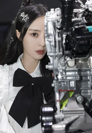 李莎旻子露肩白裙性感写真图片_3