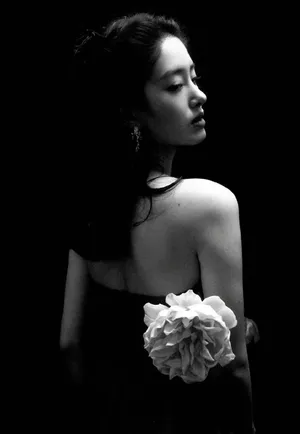 杨采钰红色长裙优雅写真图片_1