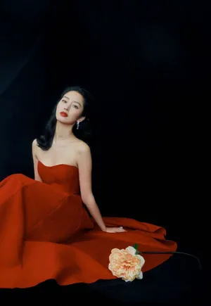 杨采钰红色长裙优雅写真图片