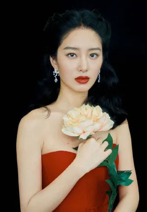 杨采钰红色长裙优雅写真图片_4