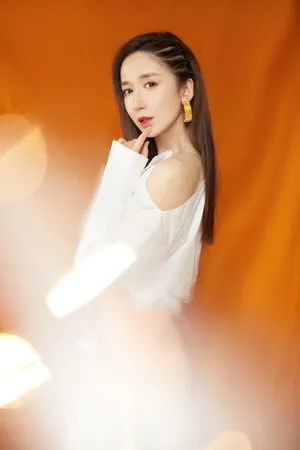 娄艺潇露肩上衣性感写真图片_2