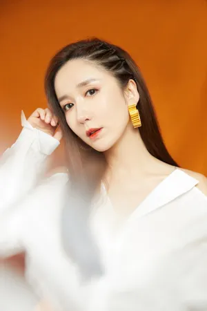 娄艺潇露肩上衣性感写真图片_3