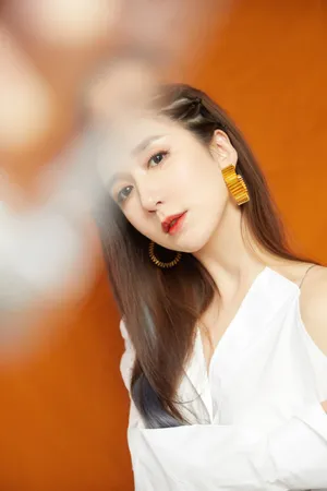 娄艺潇露肩上衣性感写真图片_4