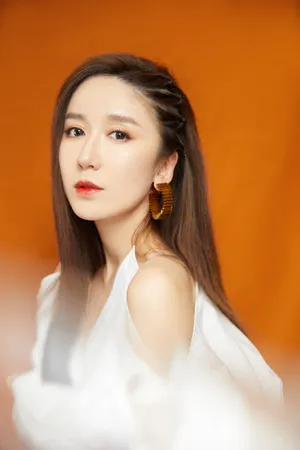 娄艺潇露肩上衣性感写真图片_5